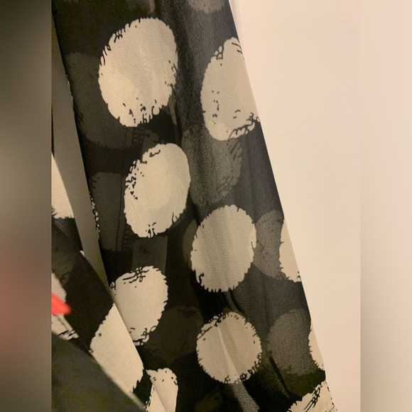 Bellatrix Black & White Polka Dot High-Low Button-Up Blouse - XS - Picture 8 of 8